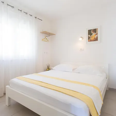 Apartments Bandic - 30 Meters To The Beach Trogir Exterior photo