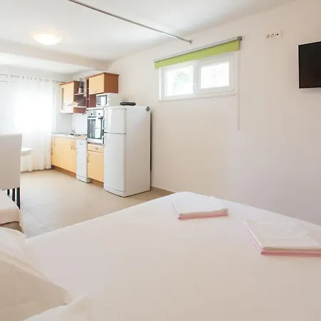 Apartments Bandic - 30 Meters To The Beach Trogir Exterior photo